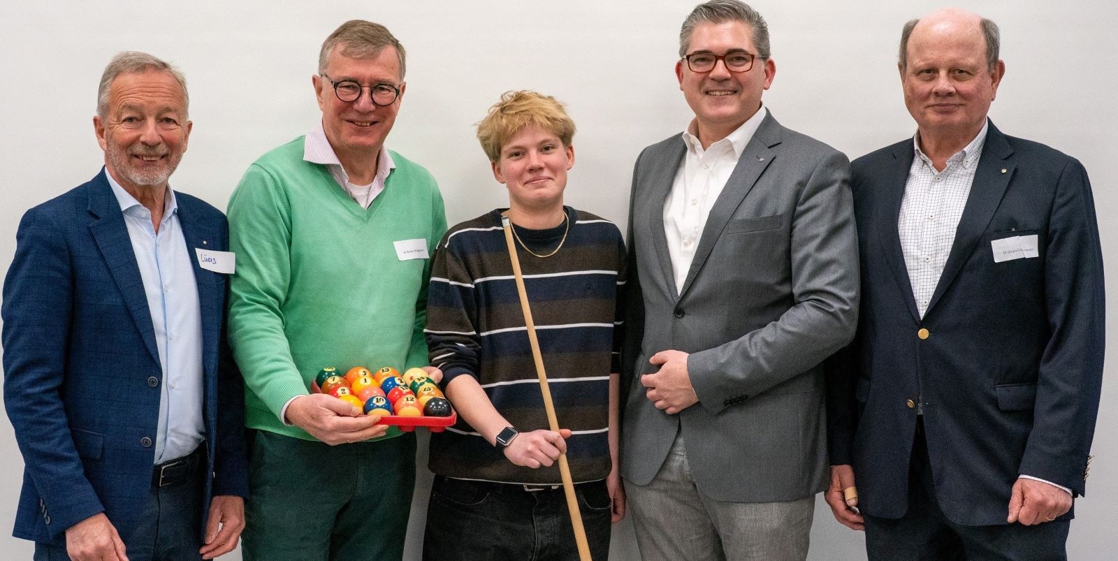 Die Harburger Rotary Clubs unterstützen das Jugendhaus ARCHE Harburg mit einem neuen Billiardtisch und der Finanzierung einer FSJ Stelle. Heinz Lüers (v.l.RC Harburg), Dr. Rainer Brüggestrat (RC Hamburg-Haake), FSJler der Harburger ARCHE, Nils. C. Huber (RC Hamburg Haake) und Dr. Jürgen Tanneberger (RC Harburg). Foto: Mireta Rantzau