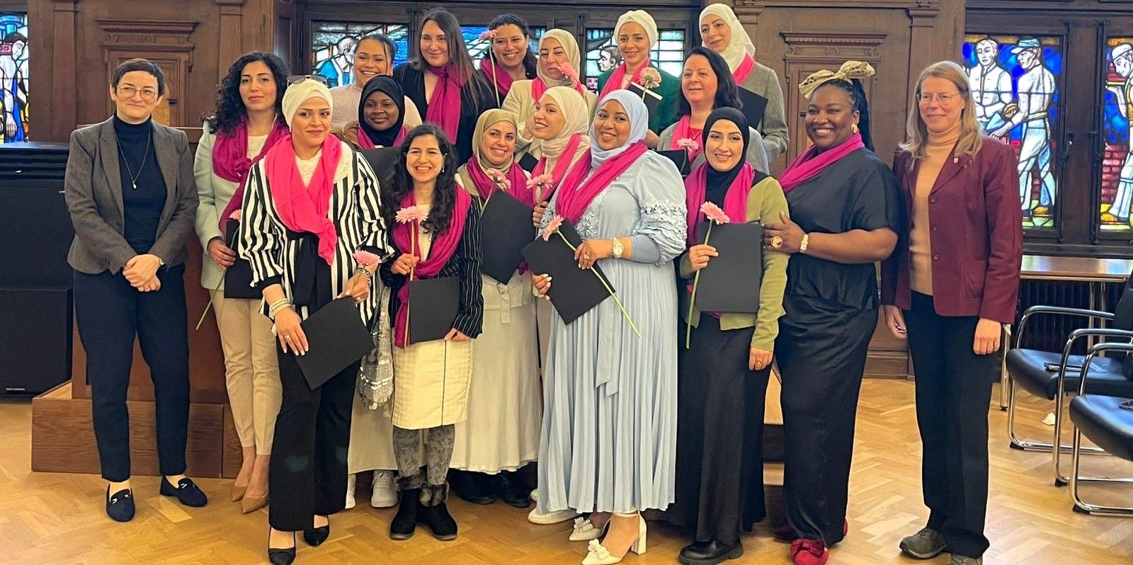 Staatsrätin Michaela Peponis , Sozialdezernentin Dr. Anke Jobmann, Demi Akpinar Leitung KAMI e.V., Projektkoordinatorin Irem Altunova, Projektkoordinatorin Fride Kemo Dassie mit 15 Stadtteileltern. Foto:  Rebecca Kühlmorgen 