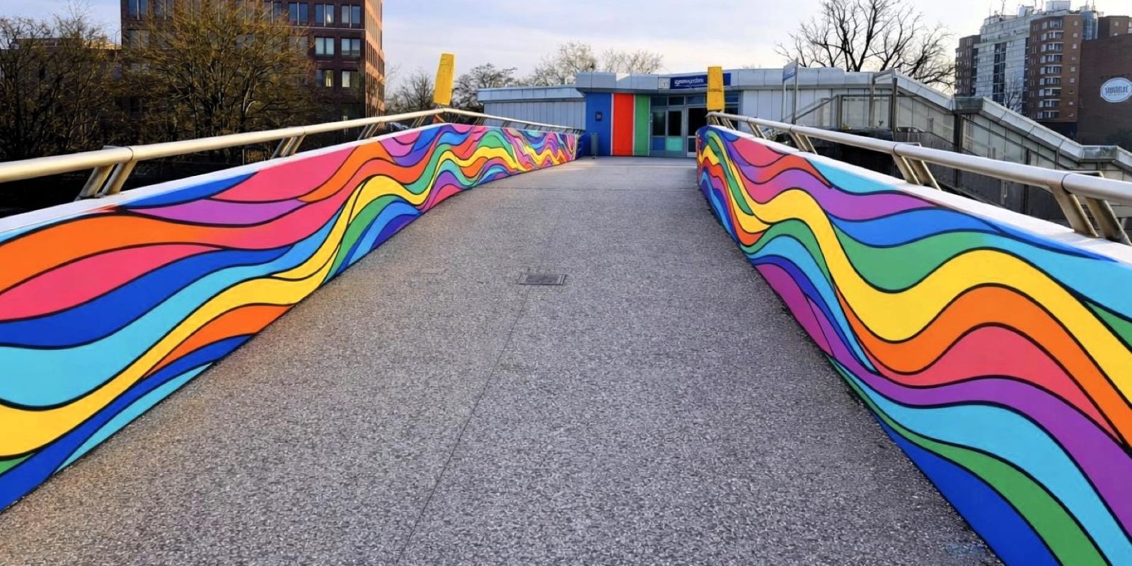 Einer von drei Entwürfen für die Gestaltung der Brücke ist das wellenförmige Farbband. Foto: pr