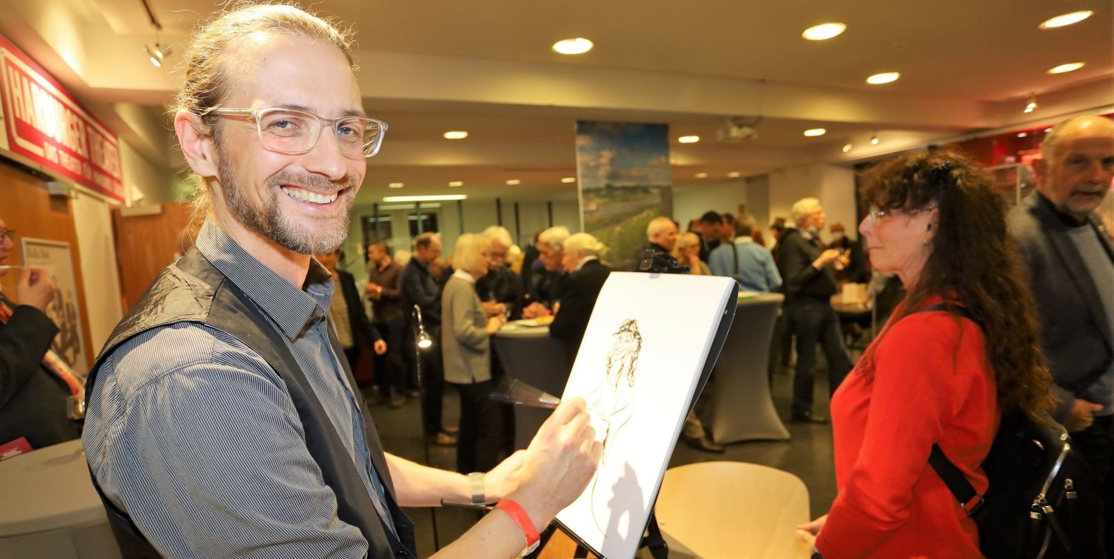 Harburger Museum: Der Comiczeichner und Karikaturist Jens Natter porträtiert die Nachtschwärmer humorvoll und mit treffsicherer Ähnlichkeit. Foto: AmH