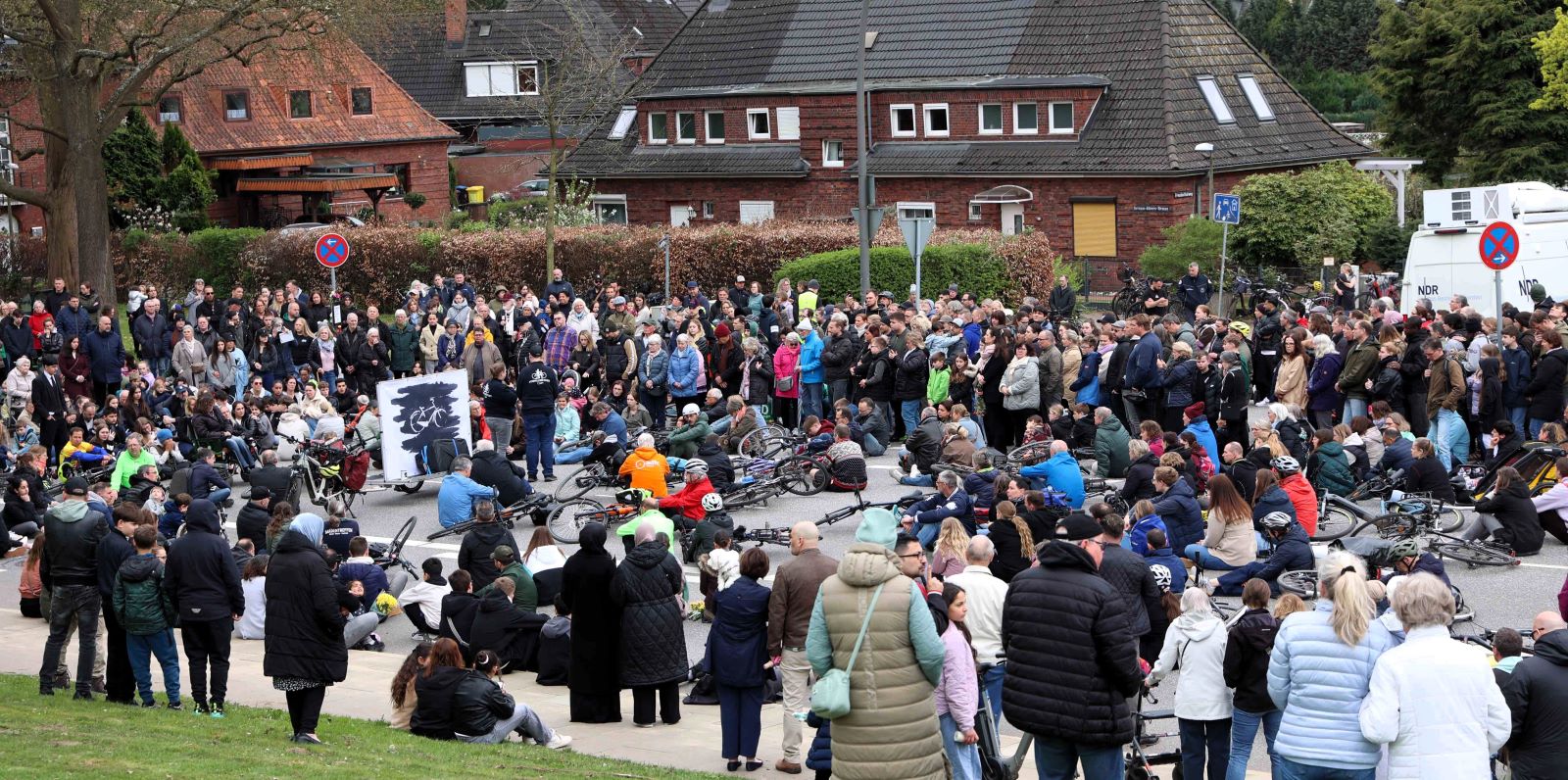 Beim „Bike-Out“ legen sich Hunderte für 15 Minuten auf die Winsener Straße. Foto: Lenthe-Medien