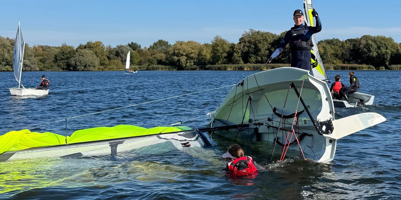 Auch das gehört beim Segeln dazu: Die Kenterung muss geübt werden. Foto: pr
