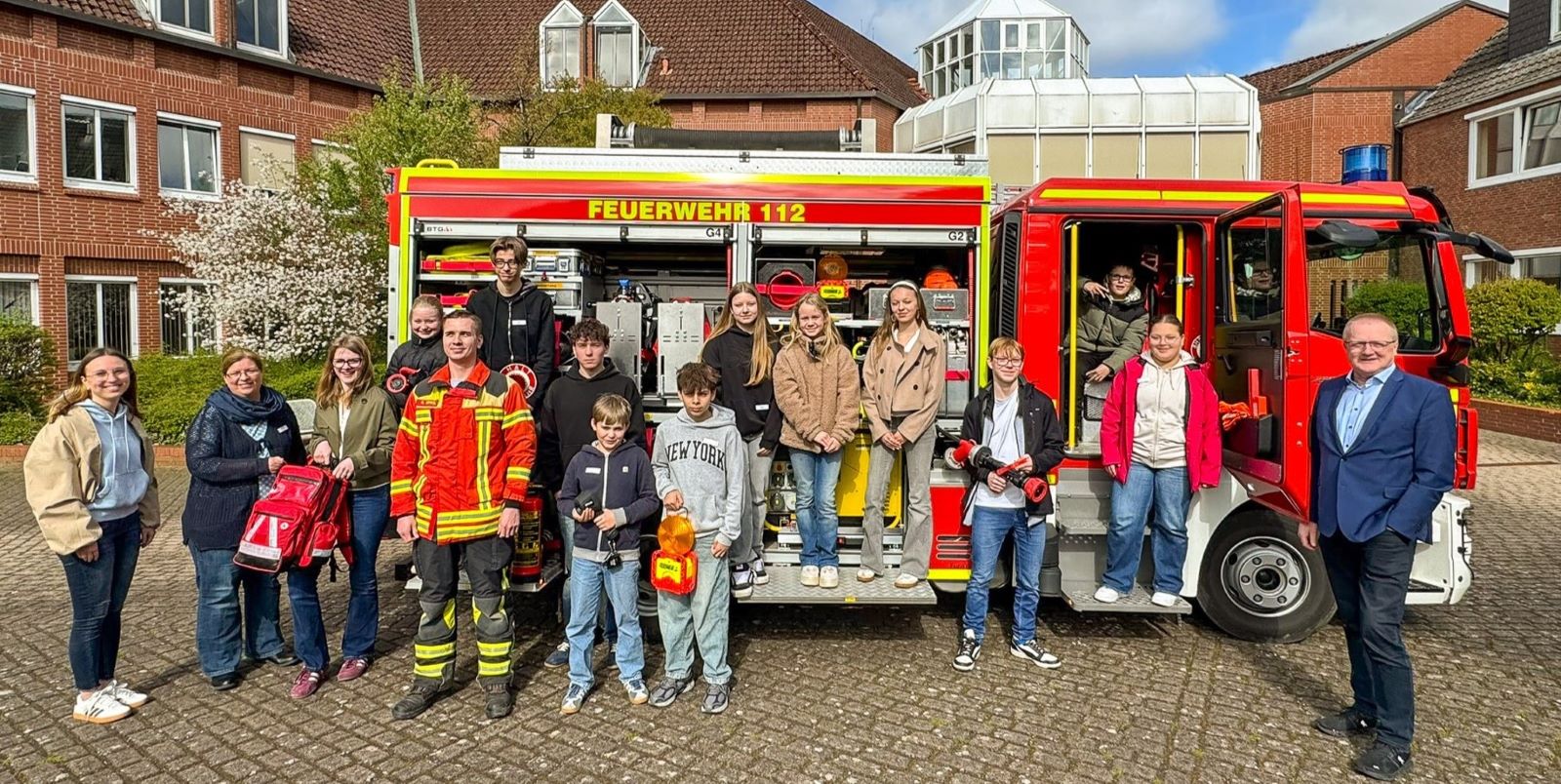 Zukunftstag: aus der Gemeindeverwaltung von links: Merle Wilkens (Sachgebiet Allgemeine Gefahrenabwehr und Feuerwehr) und Anja Lege (für die Ausbildung in der Gemeinde zuständig); rechts: Mike Wille (Allgemeiner Verwaltungsvertreter und Hauptamtsleiter) Und von der Feuerwehr: Ole Oppel (Ortsbrandmeister Beckedorf-Metzendorf). Foto: Gemeinde Seevetal
