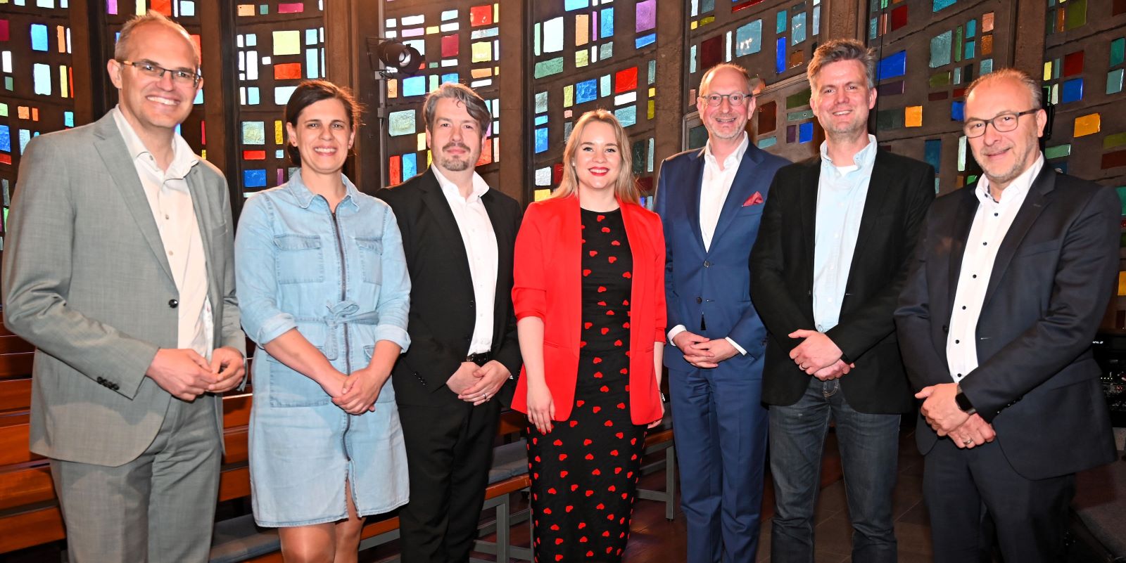 Vorstand, Beirat und Geschäftsführerin vom Harburg Marketing werden die erfolgreiche Arbeit fortsetzen. Darüber freut sich auch Bezirksamtsleiter Christian Carstensen (links). Foto: Harburg-Marketing