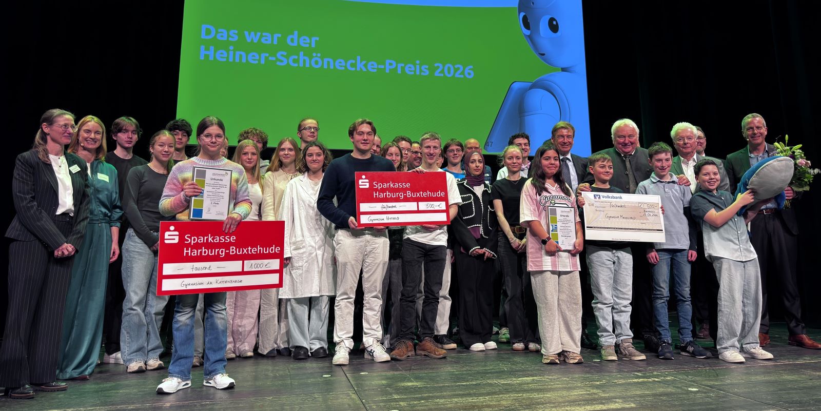 Die Preisträgerinnen und Preisträger und Laudatoren in der Buchholzer Empore. Foto: Zukunftswerkstatt Buchholz, Emily Püschel