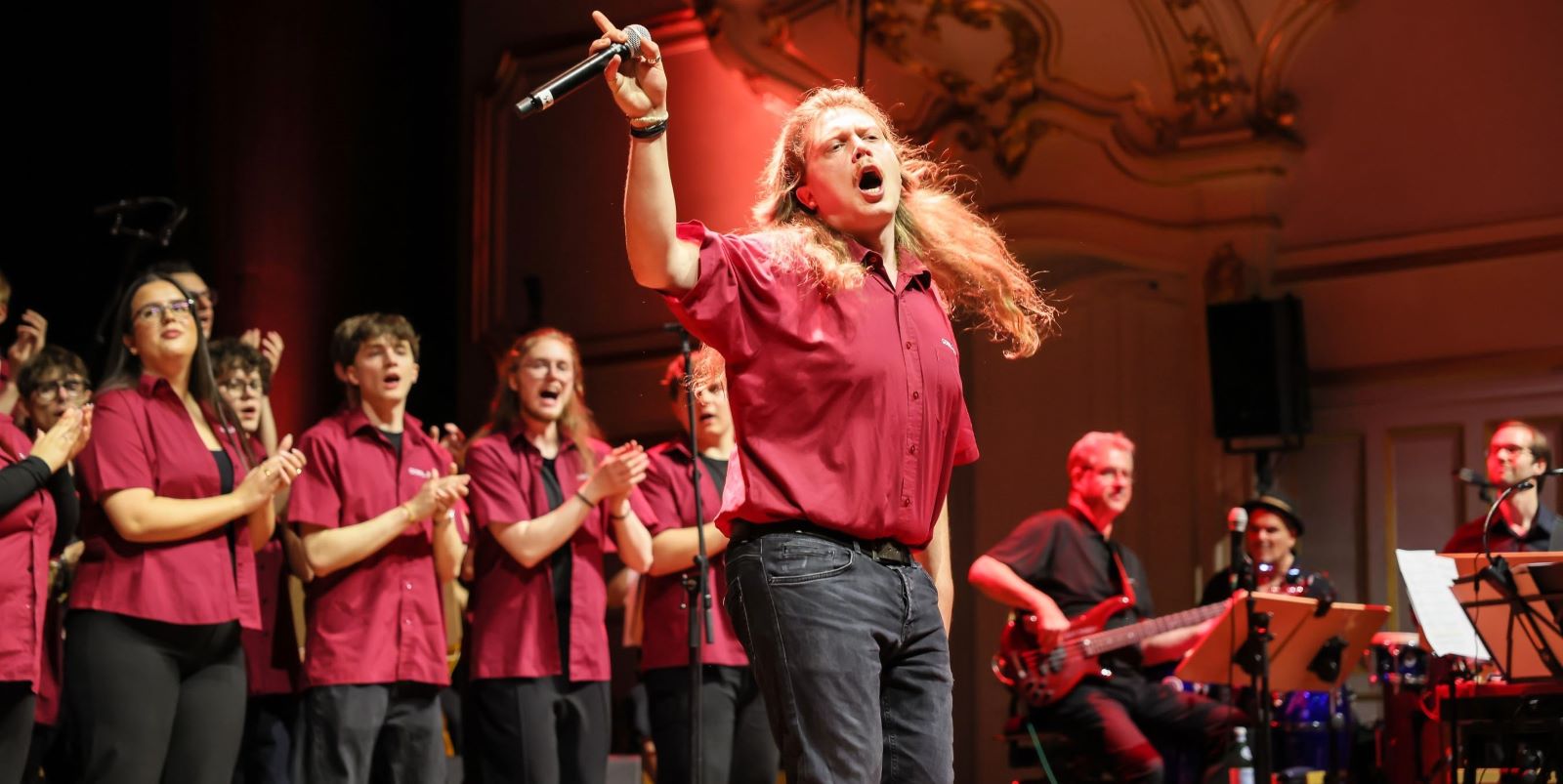 Die Sängerinnen und Sänger von Gospel Train entfachten zum wiederholten Mal geballte Chorkraft. Foto: Marcus Krüger