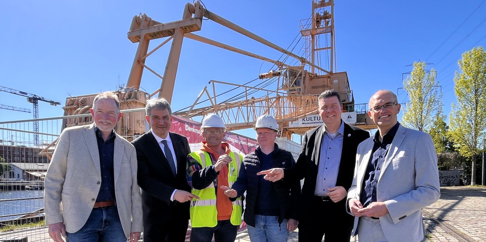 Startschuss und Schlüsselübergabe für die Instandsetzung des Gelben Krans: Jörg Penner, Metin Hakverdi, Gorch von Blomberg, Jens Hampel (Kranservice und Technik GmbH), Andreas Dressel und Christian Carstensen. Foto: Christian Bittcher 