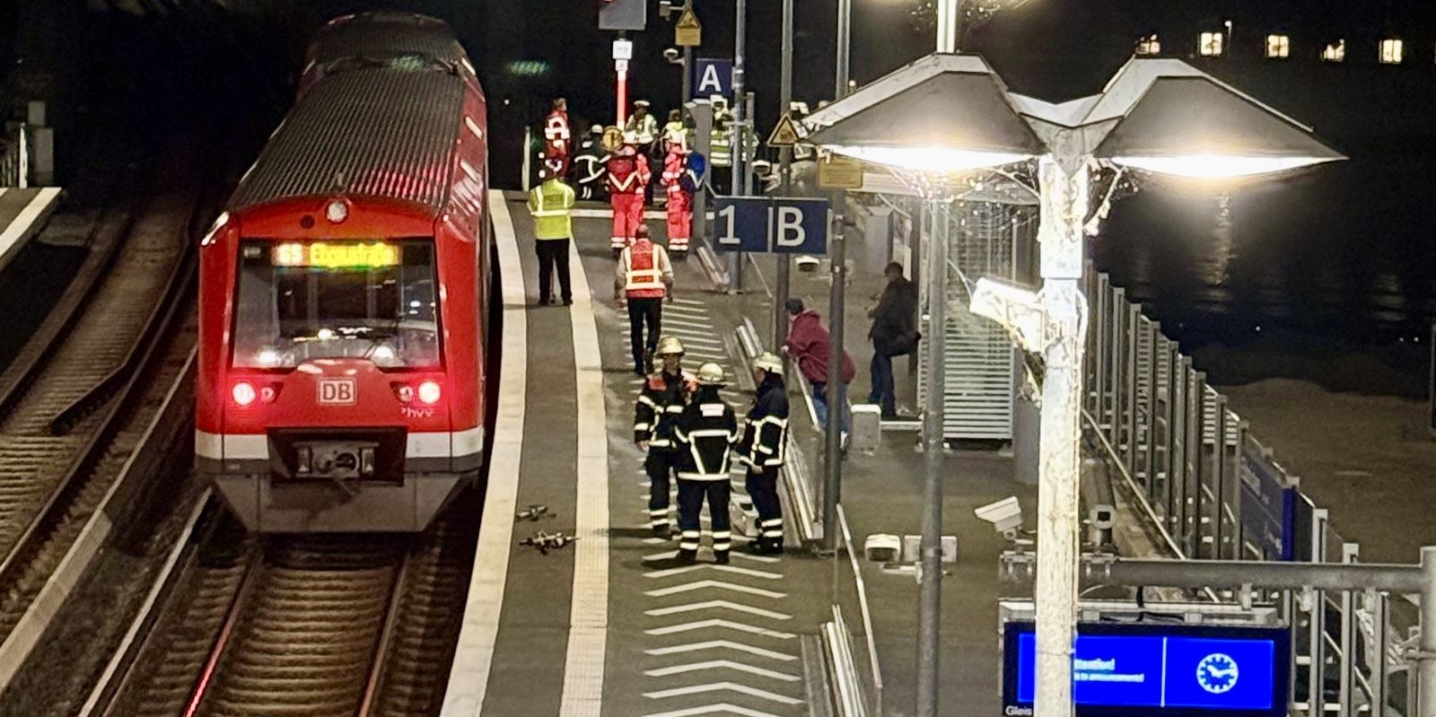 Ein Zug der Linie S5 blieb nahe der Station Elbbrücken auf freier Strecke liegen. Über 400 Fahrgäste mussten evakuiert werden. Foto: Fotos: Lenthe-Medien/Rajski
