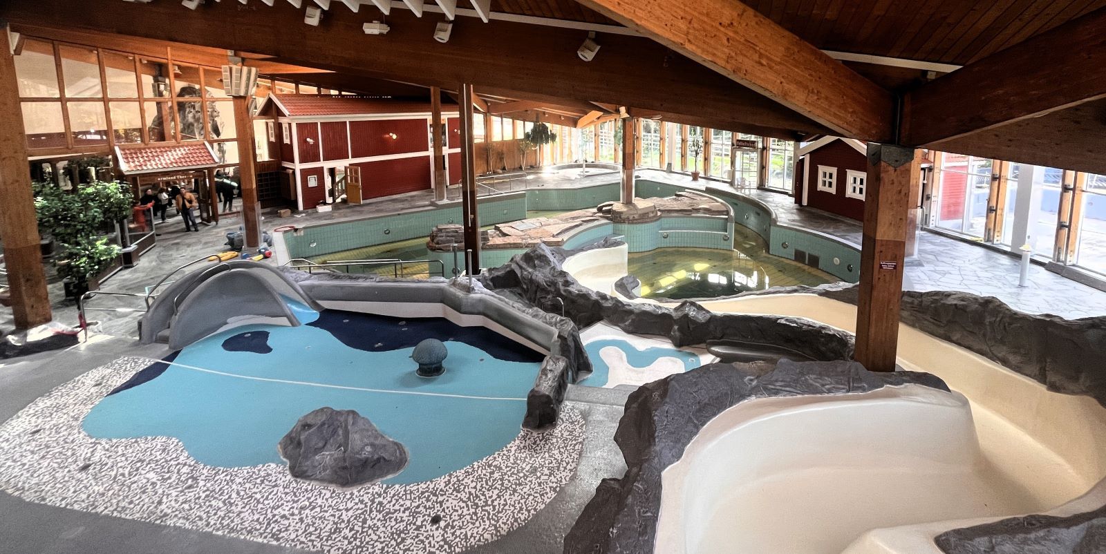 Blick ins Erlbenisbad: So haben viele Harburger das Midsommerland noch in ihrer Erinnerung. Foto: Christian Bittcher