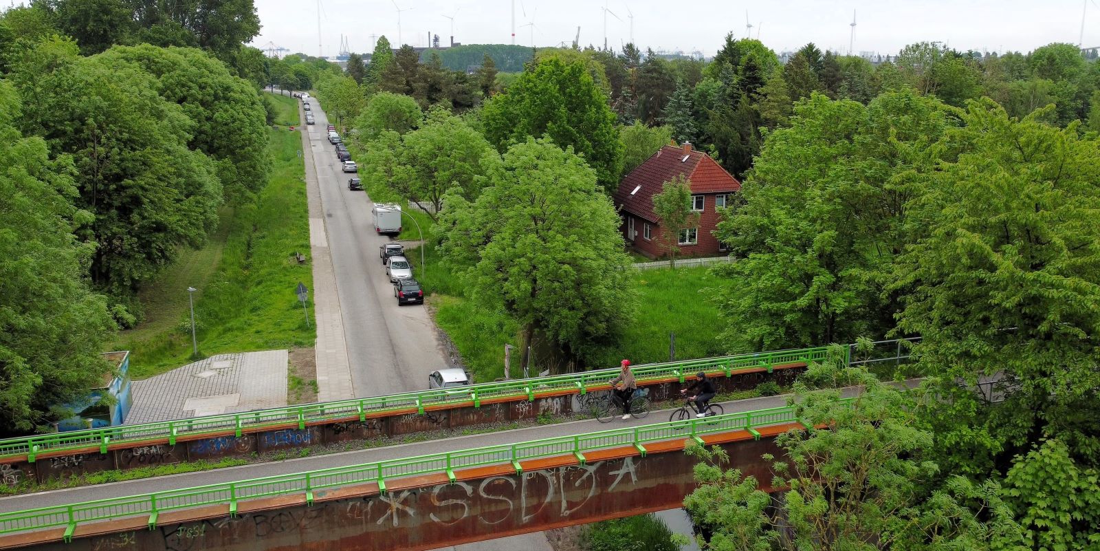 Über Brücken auf ebenem Weg nach Finkenwerder: Der Janne-Mees-Weg bietet per Rad oder zu Fuß Komfort und Ausblicke. Foto: Hamburger Energienetze