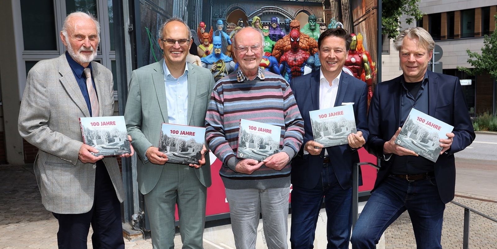 Prof. Dr.-Ing. Wolfgang Stein, Vorsitzender Museumsverein Harburg, Christian Carstensen, Leiter Bezirksamt Harburg, Jürgen Ehlers, Autor, Prof. Dr. Rainer-Maria Weiss, Direktor des Archäologischen Museums Hamburg und Stadtmuseums Harburg, Jens Brauer, Leiter Abteilung Harburger Stadtgeschichte am Stadtmuseum Harburg. Foto: Museum