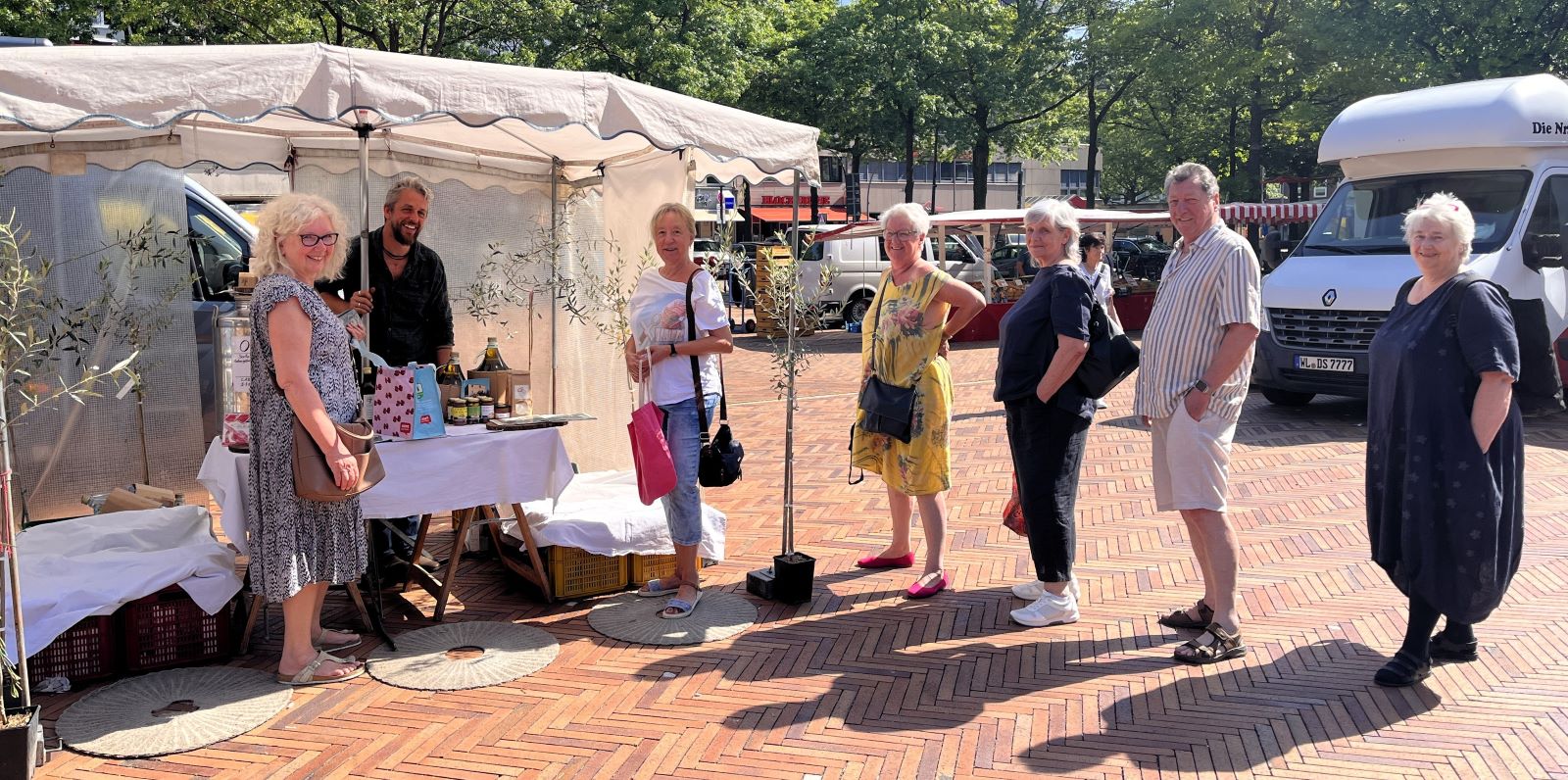 Trotz der hochsommerlichen Temperaturen bildete sich teilweise eine Schlange am Olivenöl-Stand. Foto: Christian Bittcher