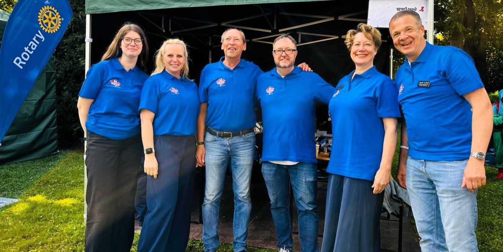 Fentje Willhaus (v.l.), Birgit und Frank Baesel, Udo Stein, Franziska Wedemann und Arnold Mergell am Stand von Rotary Harburg. Foto: pr
