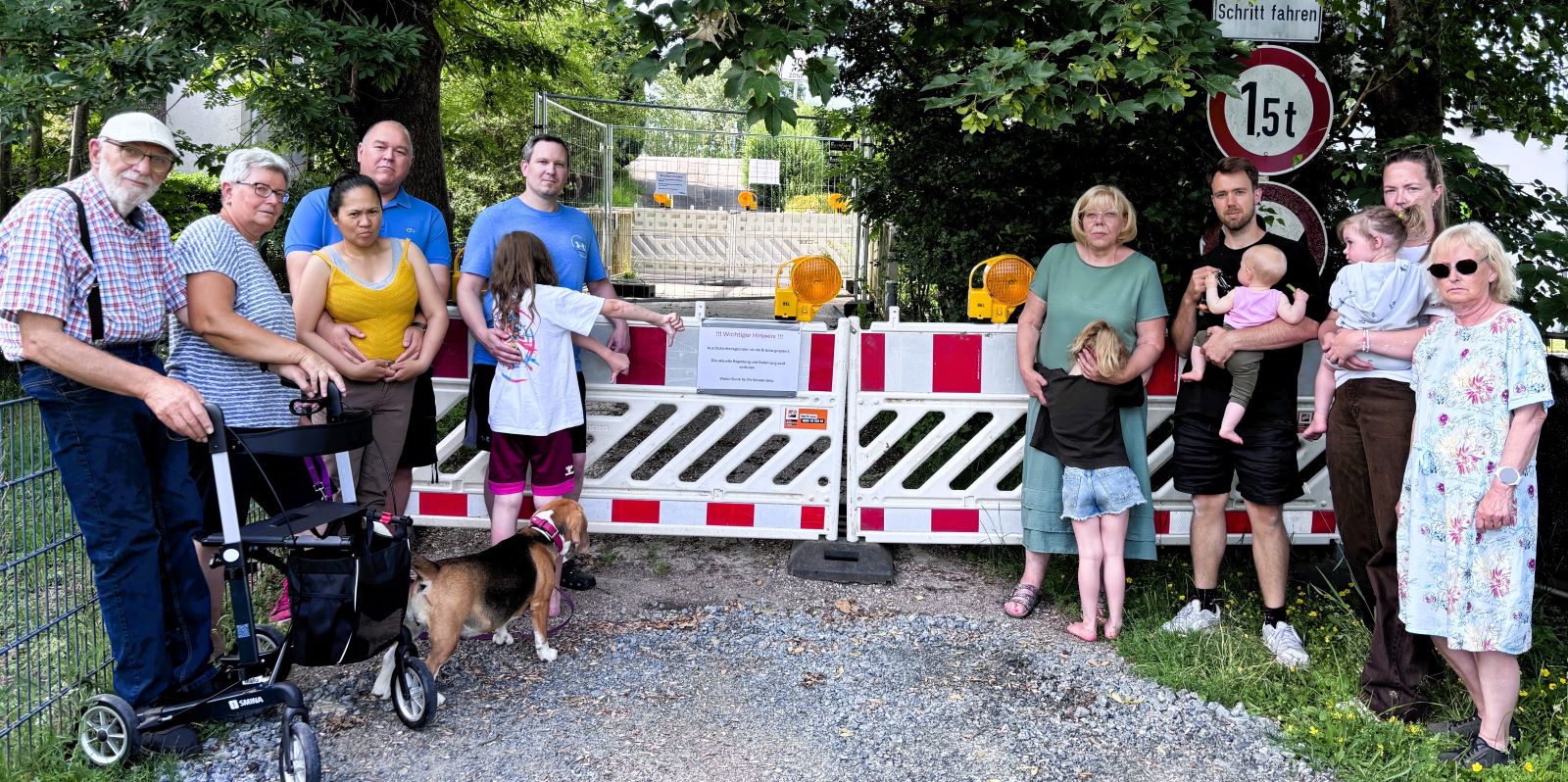 Wütend, sauer und auf Zinne: Einige der Anwohner an der gesperrten Brücke am Wendts Weg. Foto: privat