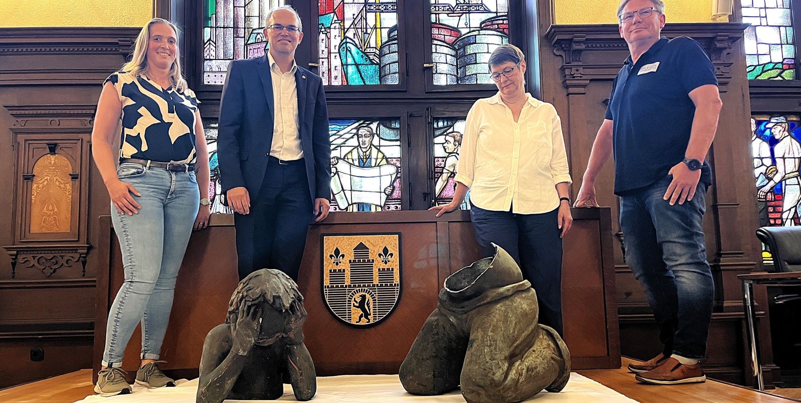 Helena Kamp vom Landeskriminalamt (v.l.), Christian Carstensen, Pastorin Sabine Kaiser-Reis und Mike Rabe von der Gießerei Edel &amp; Stahl präsentierten die beiden Teile der Skulptur im Sitzungssaal des Harburger Rathauses. Foto: Christian Bittcher