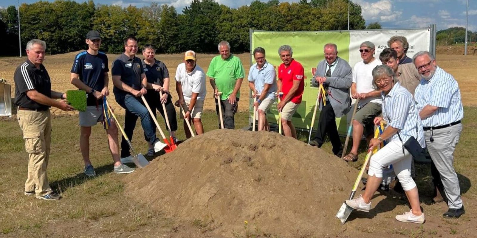Mit dem symbolischen Spatenstich hat für den FC Rosengarten ein neues Kapitel begonnen. Foto: privat