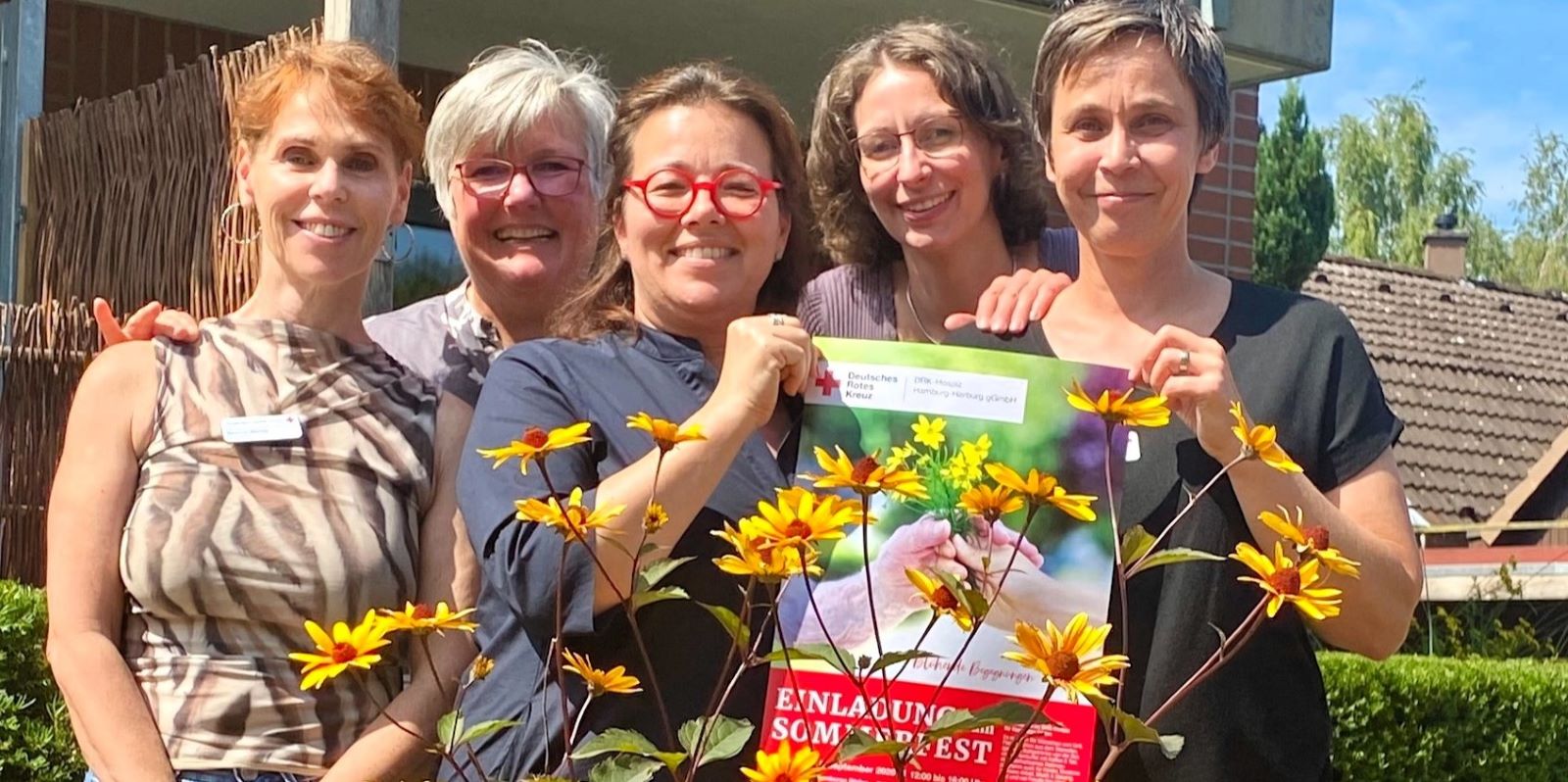 Die Organisatorinnen des DRK-Hospizes für Hamburgs Süden um Leiterin Britta True (2.v.l.) freuen sich auf möglichst viele Besucherinnen und Besucher beim bunten Sommerfest am 5. September. Foto: DRK