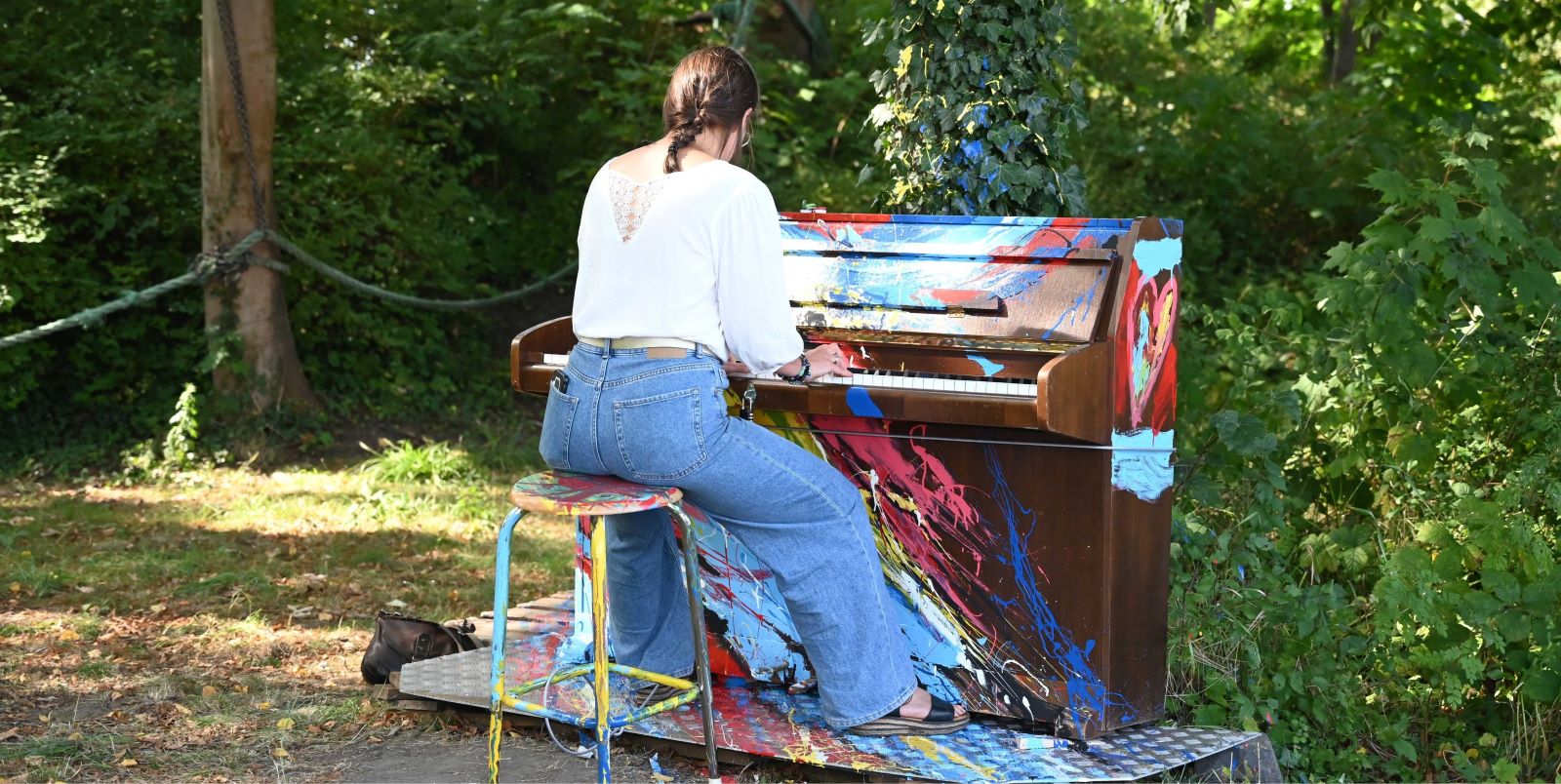 Vom 1. bis 28. September 2026 stehen neun kunstvoll gestaltete Klaviere in der Harburger Innenstadt und im Harburger Binnenhafen und laden dazu ein, selbst in die Tasten zu greifen oder einfach zuzuhören. Foto: Harburg Marketing