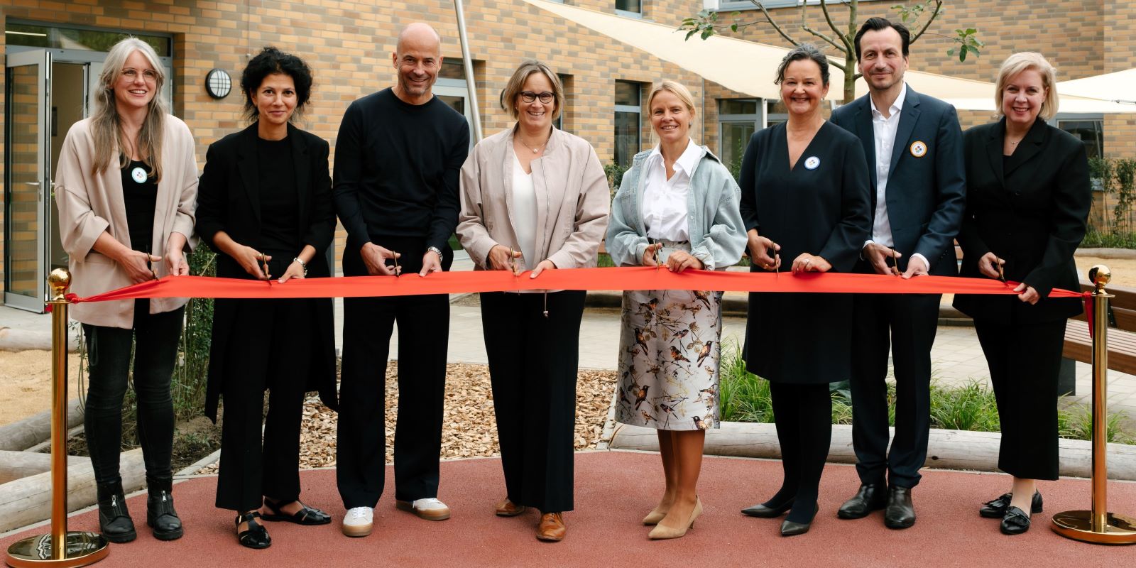Anke Khoo (v.l. Bereichsleitung Kinder- und Jugendpsychiatrie), PD Dr. Sara Sheikhzadeh (Chief Medical Officer der Asklepios Kliniken), Joachim Gemmel (CEO der Asklepios Kliniken), Melanie Schlotzhauer (Senatorin der Behörde für Gesundheit, Soziales und Integration), Titia Olivia große Broermann (Gesellschafterin der Asklepios Kliniken), Dr. Sabine Ott-Jacobs (Chefärztin der Kinder- und Jugendpsychiatrie), PD Dr. Daniel Schöttle (Chefarzt der Erwachsenenpsychiatrie), Nicola Bertrand (Konzernbereichsleitung Architektur und Bau.) Foto: Asklepios