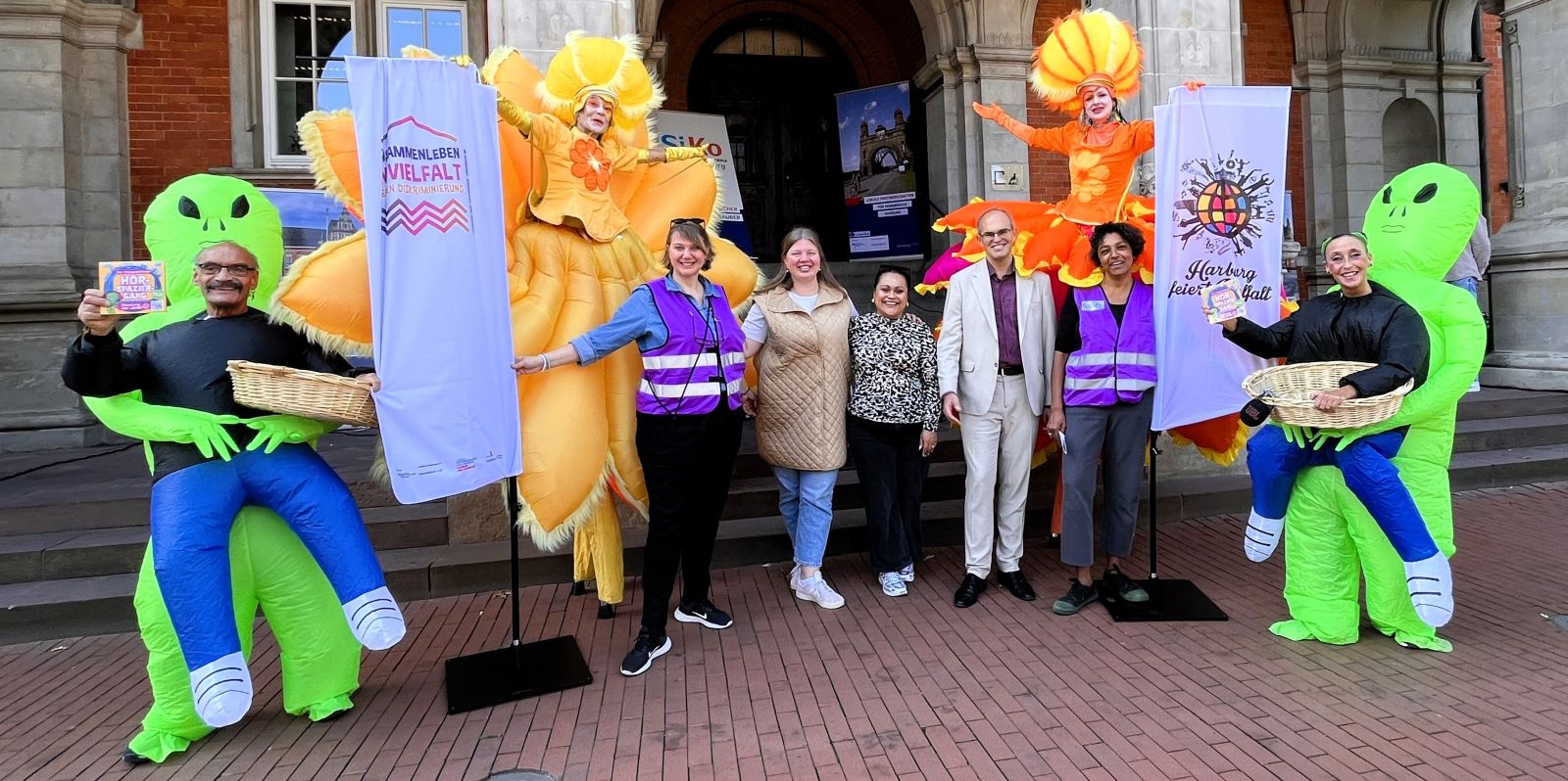 Bezirksamtsleiter Christian Carstensen mit den Organisatoren von Harburg hat Platz für Familien (Harburg Marketing) und Harburg feiert Vielfalt (Lokale Partnerschaften für Demokratie Harburg &amp; Süderelbe) mit den Walking Acts und Stelzenläufern. Foto: Christian Bittcher
