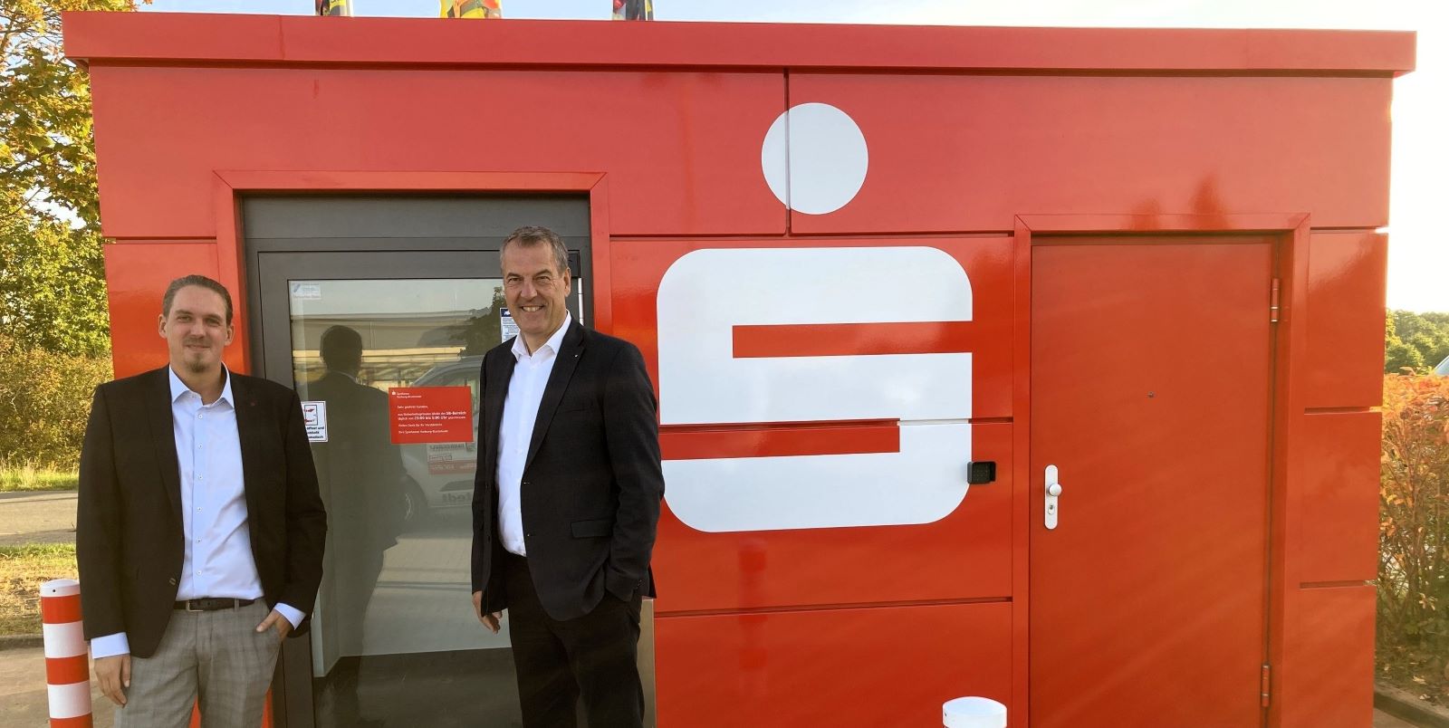 Der Vorstandsvorsitzende Andreas Sommer (rechts) und Regionalleiter Ingo Gräper (links) haben den modernen SB-Pavillon der Sparkasse Harburg-Buxtehude in Garstedt eröffnet. Foto: Sparkasse