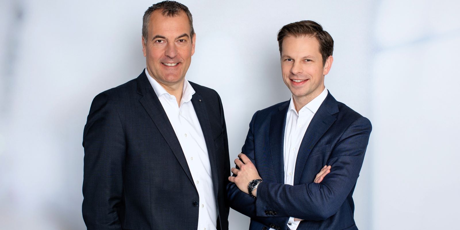 Der Vorstand der Sparkasse Harburg-Buxtehude, Andreas Sommer und Frederik Schröder, blickt auf ein solides Geschäftsjahr 2025 zurück.