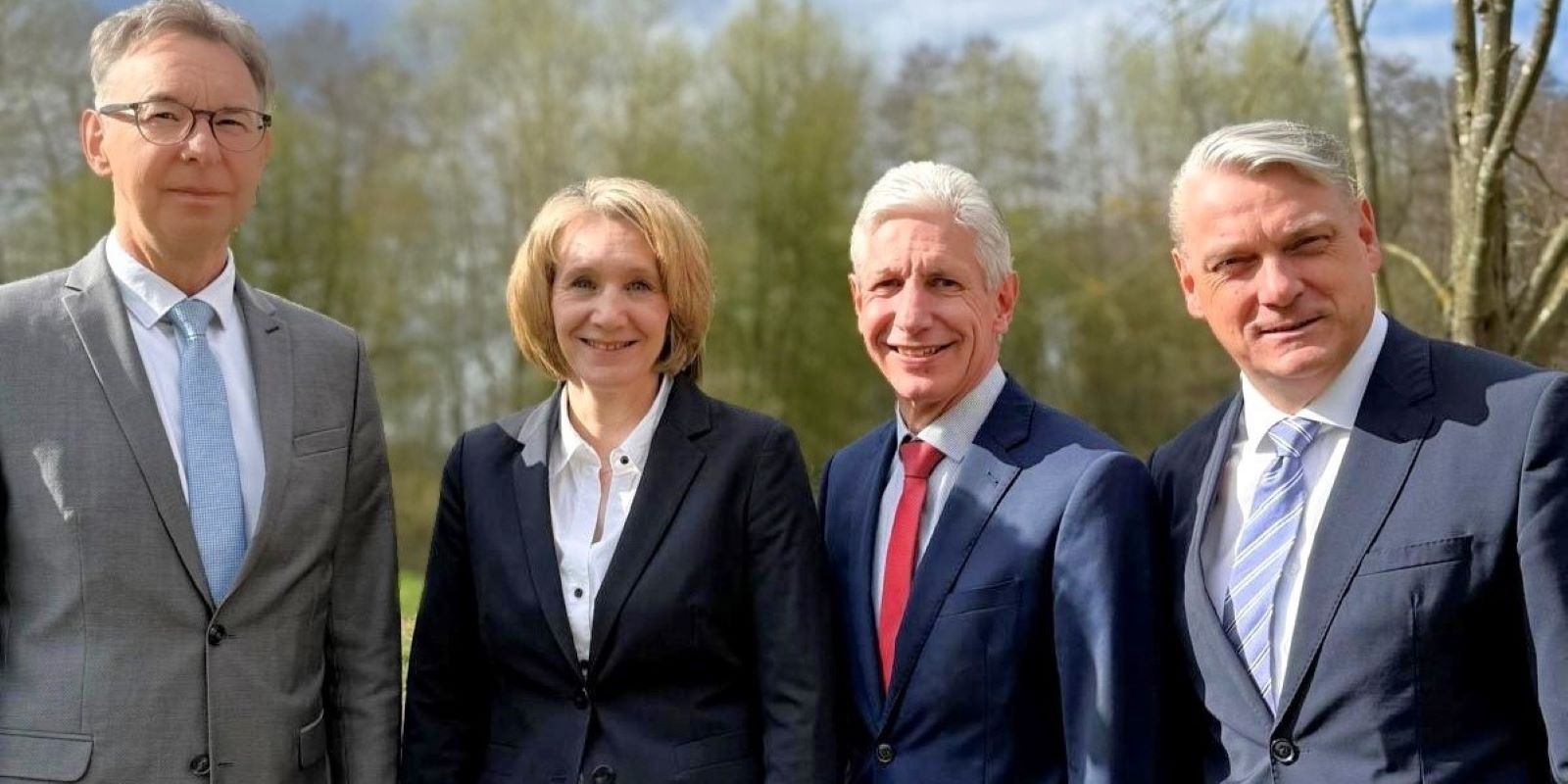Aufsichtsratsvorsitzender und Landrat Rainer Rempe (2. von rechts) mit dem ausscheidenden Cord Meyer (rechts), seinem Nachfolger als Kaufmännischer Geschäftsführer Dr. Martin Meyer sowie Dr. Franziska Breunig, Medizinische Geschäftsführung. Foto: Landkreis Harburg